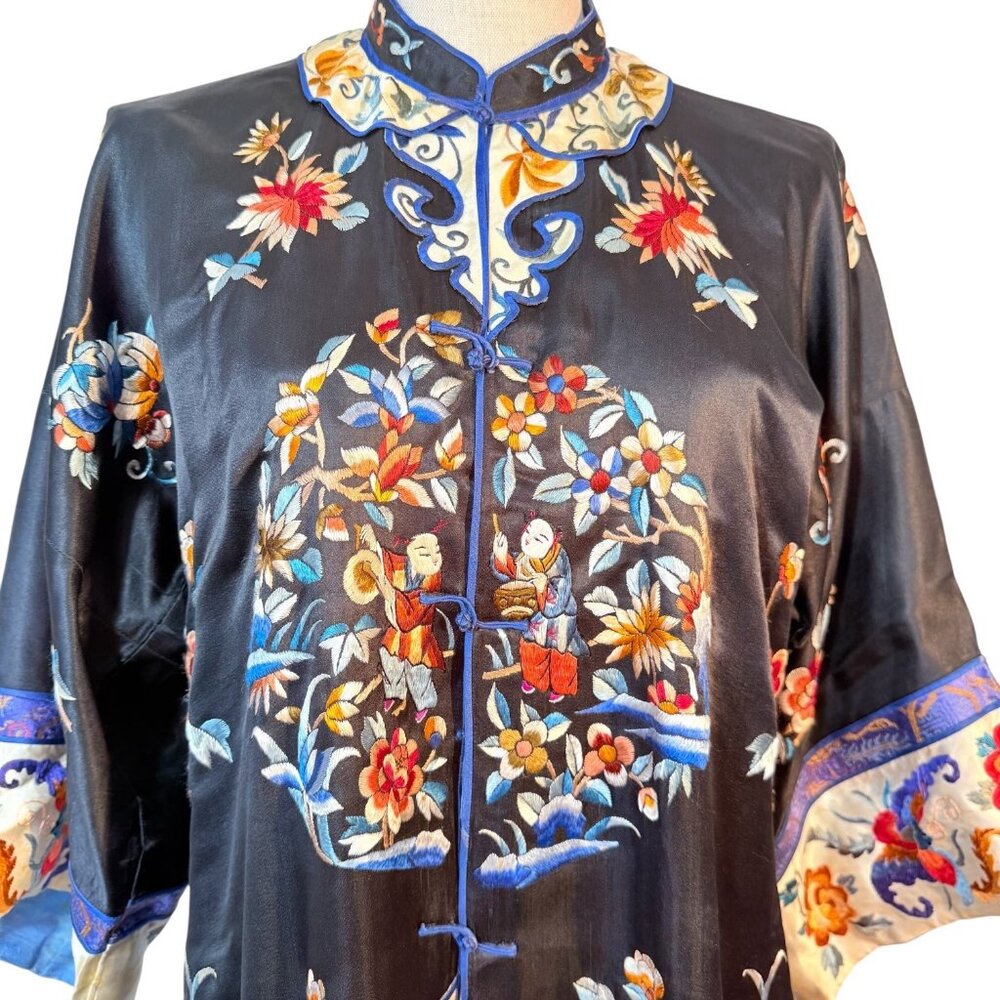 VTG Embroidered Black Silk Robe Floral Asian Design‎ Front Frog Closure Kimono